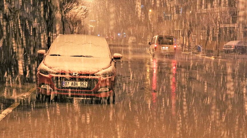 ثلوج كثيفة تفاجئ سكان مدينة تركية