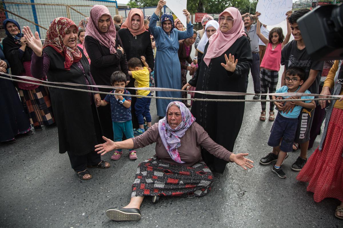 نساء غاضبات يغلقن شارعاً وسط إسطنبول