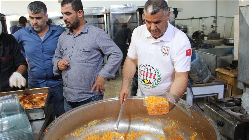 هيئة الإغاثة التركية تقيم مأدبة إفطار حضرها ألف سوري في هذه الولاية