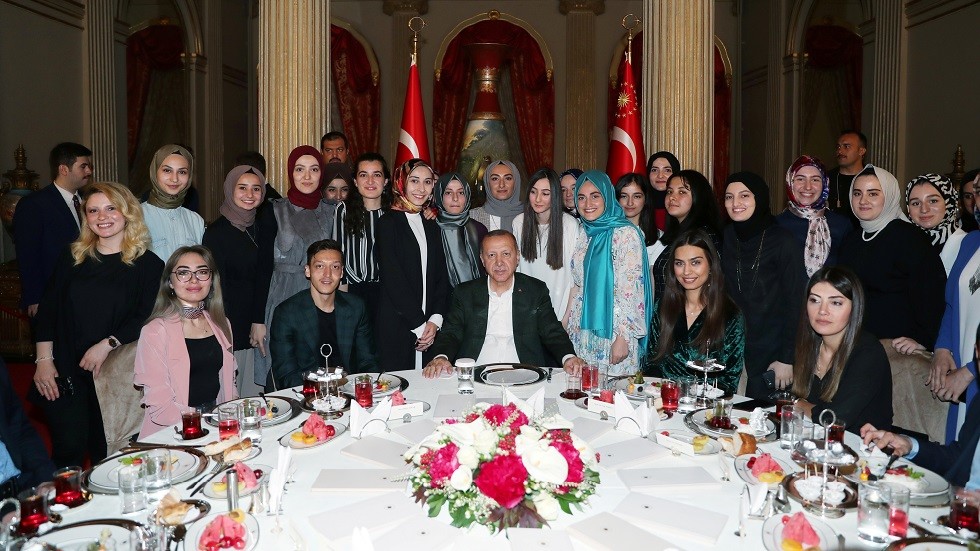 مسعود أوزيل وخطيبته يشاركان الرئيس أردوغان مأدبة الإفطار