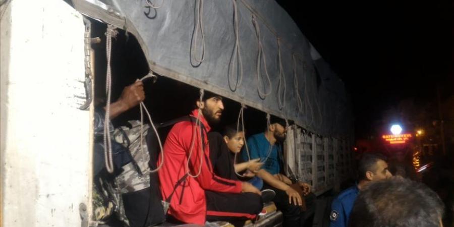 السلطات التركية تضبط 97 سورياً من داخل شاحنة في أزمير