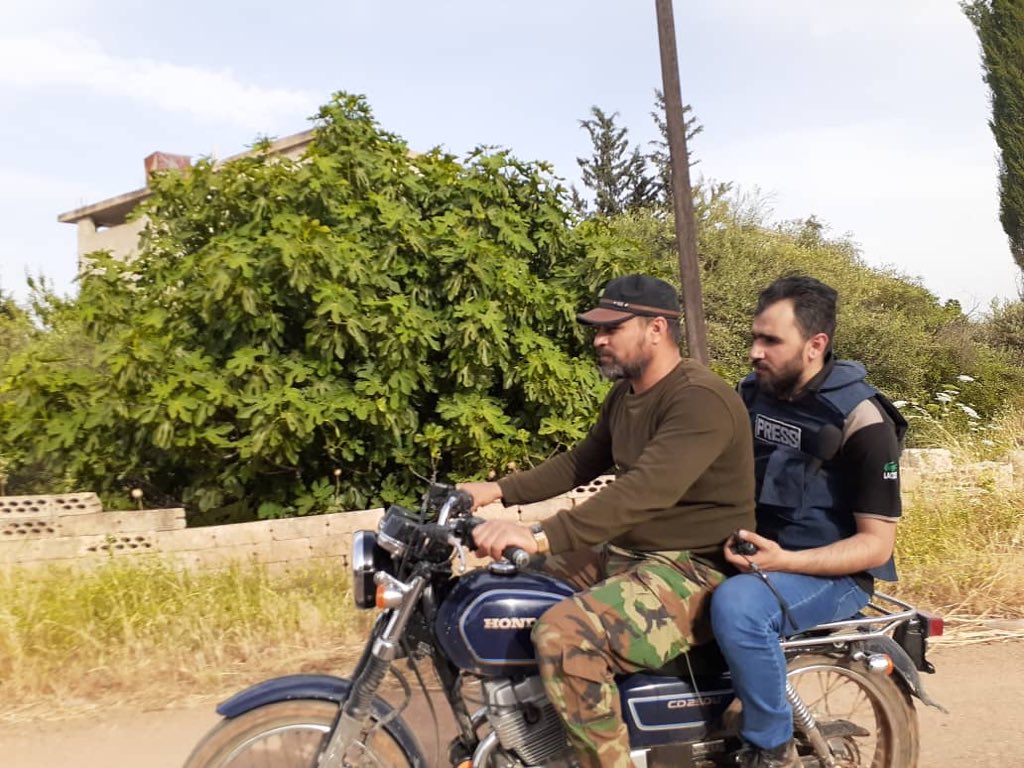 قائد جيش العزة يقودُ هادي العبد الله على دراجة نارية