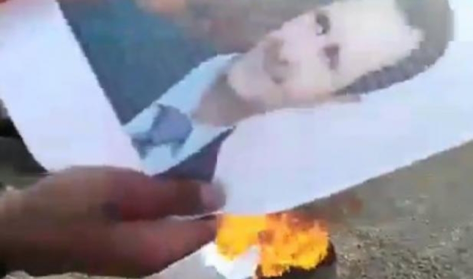 إهانةٌ جديدةٌ بمعقلِ حلفائِه.. حرقُ صورِ “بشار الأسد” بمنطقة جديدة في سوريا (فيديو)