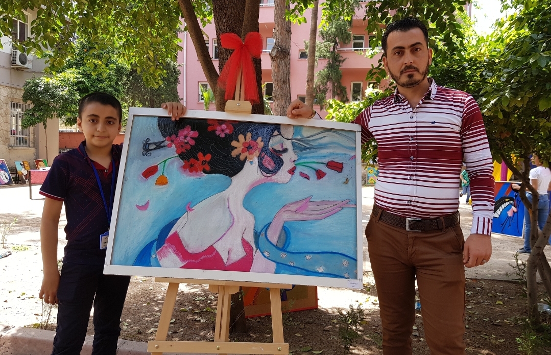 معرض للرسم في ولاية أضنة بأيدي طلاب سوريين أبهرت الأتراك ( فيديو + صور )
