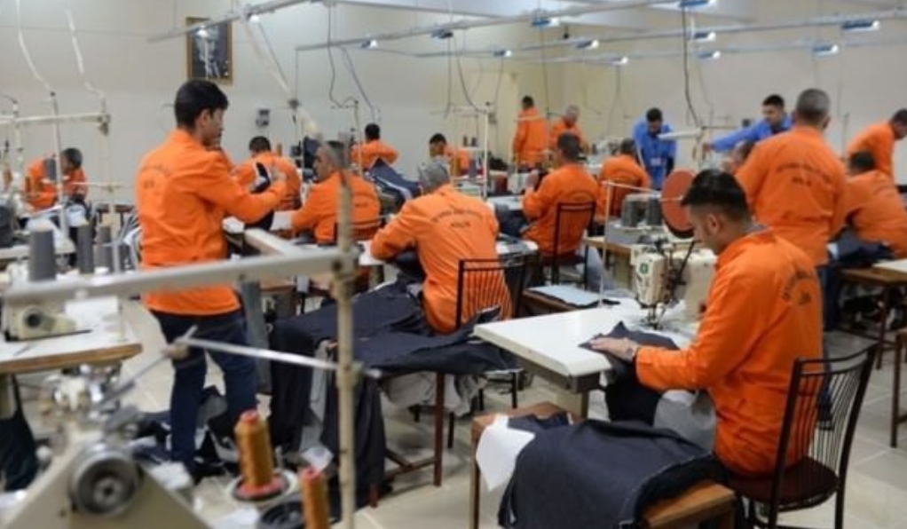 سجناء في تركيا يصدرون الملابس إلى 8 دول حول العالم