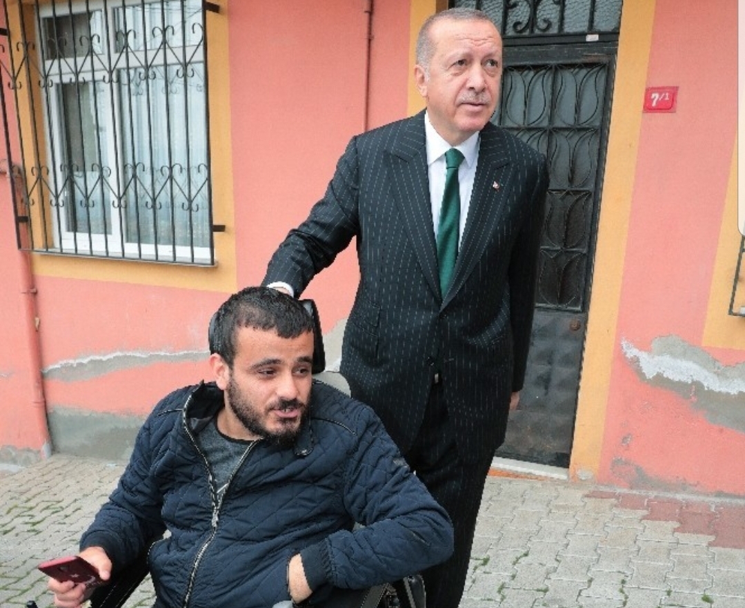 الرئيس أردوغان يلبي طلب لشاب من ذوي الاحتياجات الخاصة (شاهد)