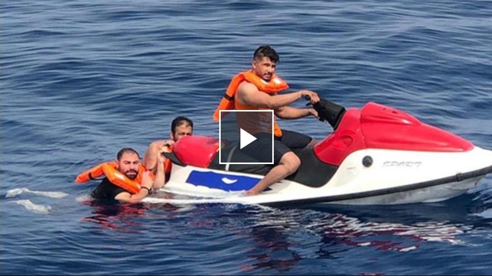 تركيا: 3 شباب عرب على موتور البحر (فيديو)