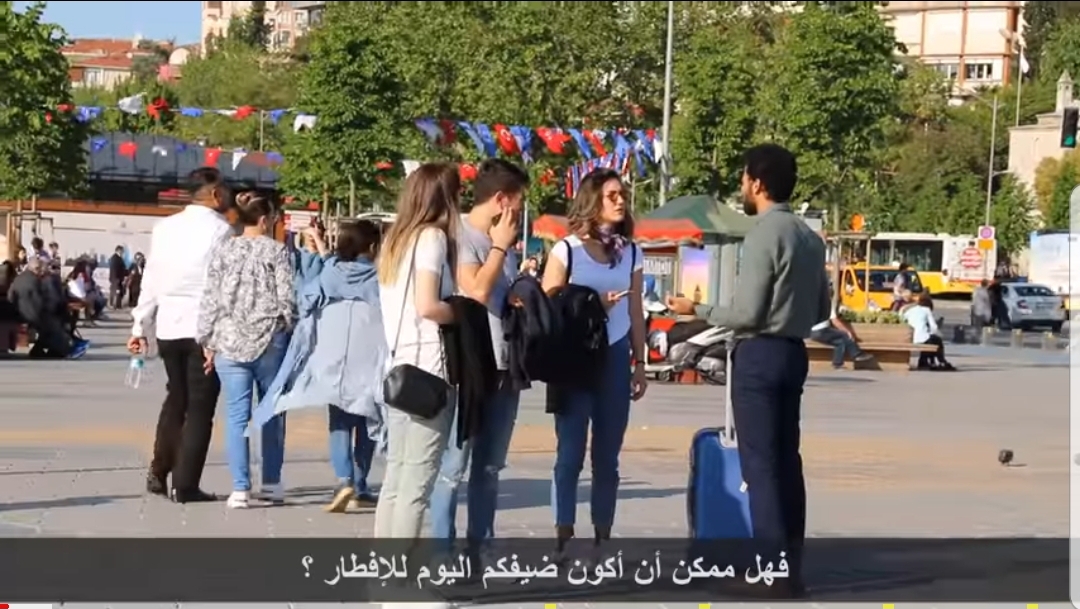 عربي يطلب من الأتراك أن يستضيفوه عندهم للإفطار لأنه صائم