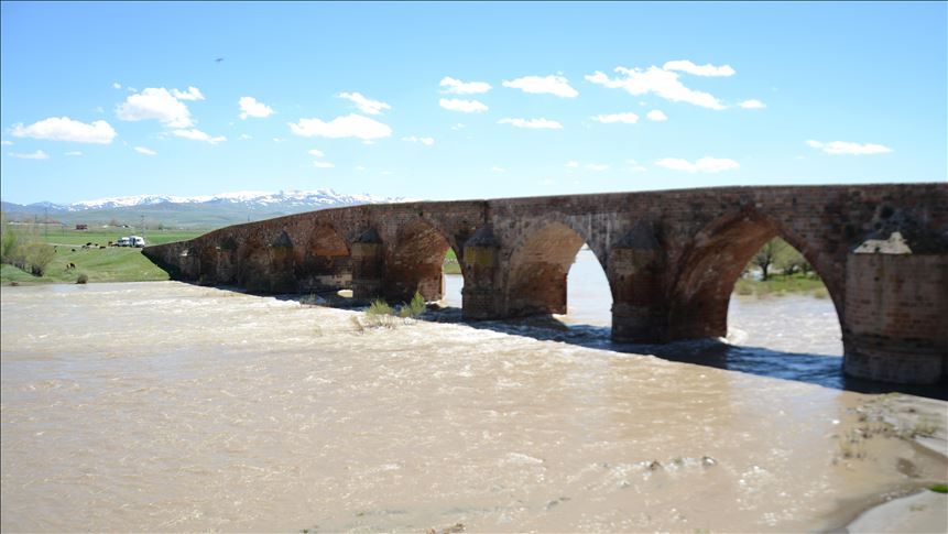جسر أثري للمشاة في تركيا عمره 721 عاما