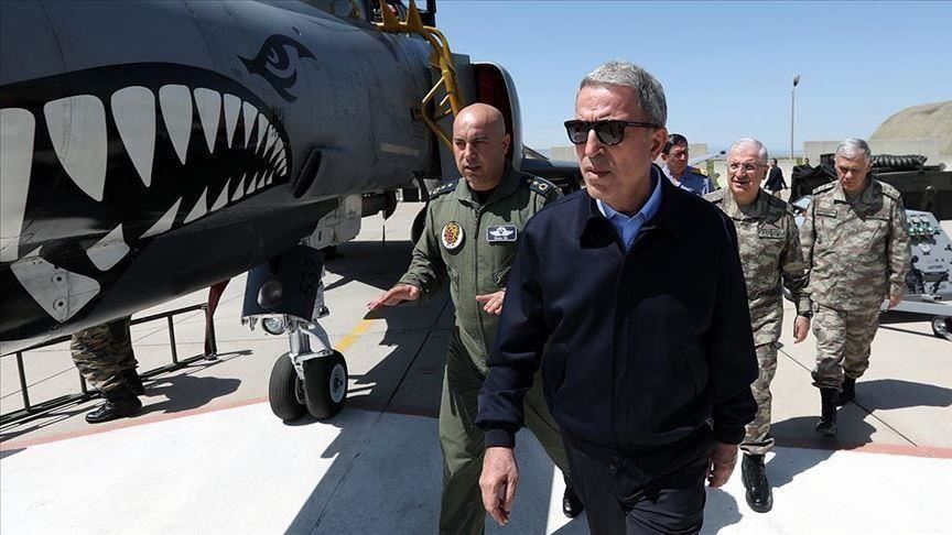 وزير الدفاع التركي يتفقّد قاعدة عسكرية من المقرر احتضانها مقاتلات “إف-35”