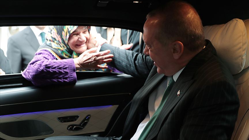 شاهد بالفيديو.. حوار لطيف بين أردوغان ومسنّة تركيّة عن انتخابات إسطنبول