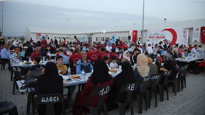 تركيا.. مأدبة إفطار رمضاني لـ 8 آلاف سوري بولاية هطاي
