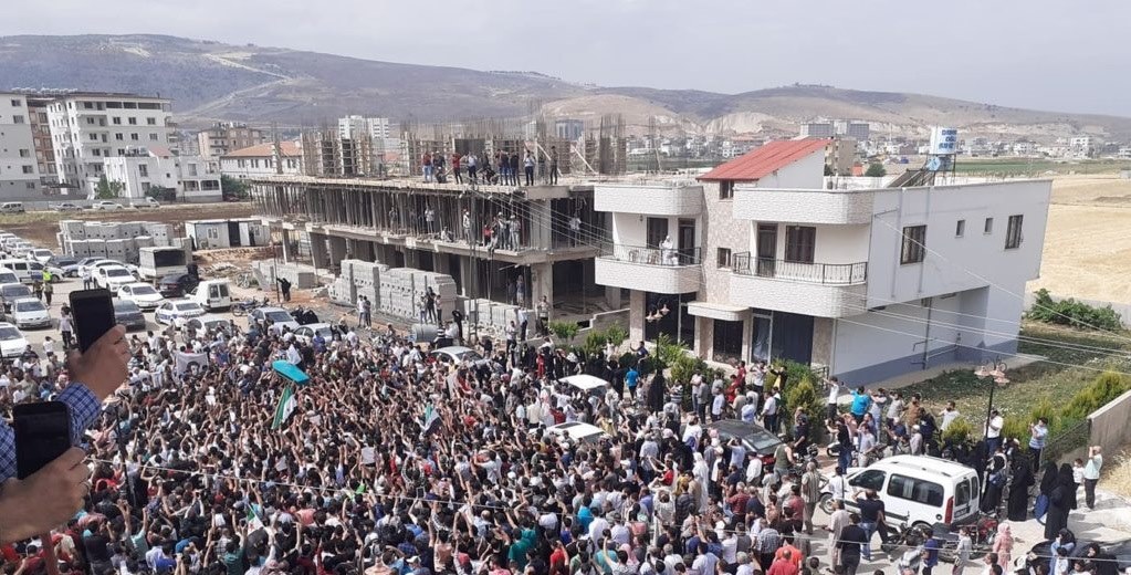بالفيديو.. الآلاف يُشاركون في تشييع “الساروت” بمدينة الريحانية جنوب تركيا