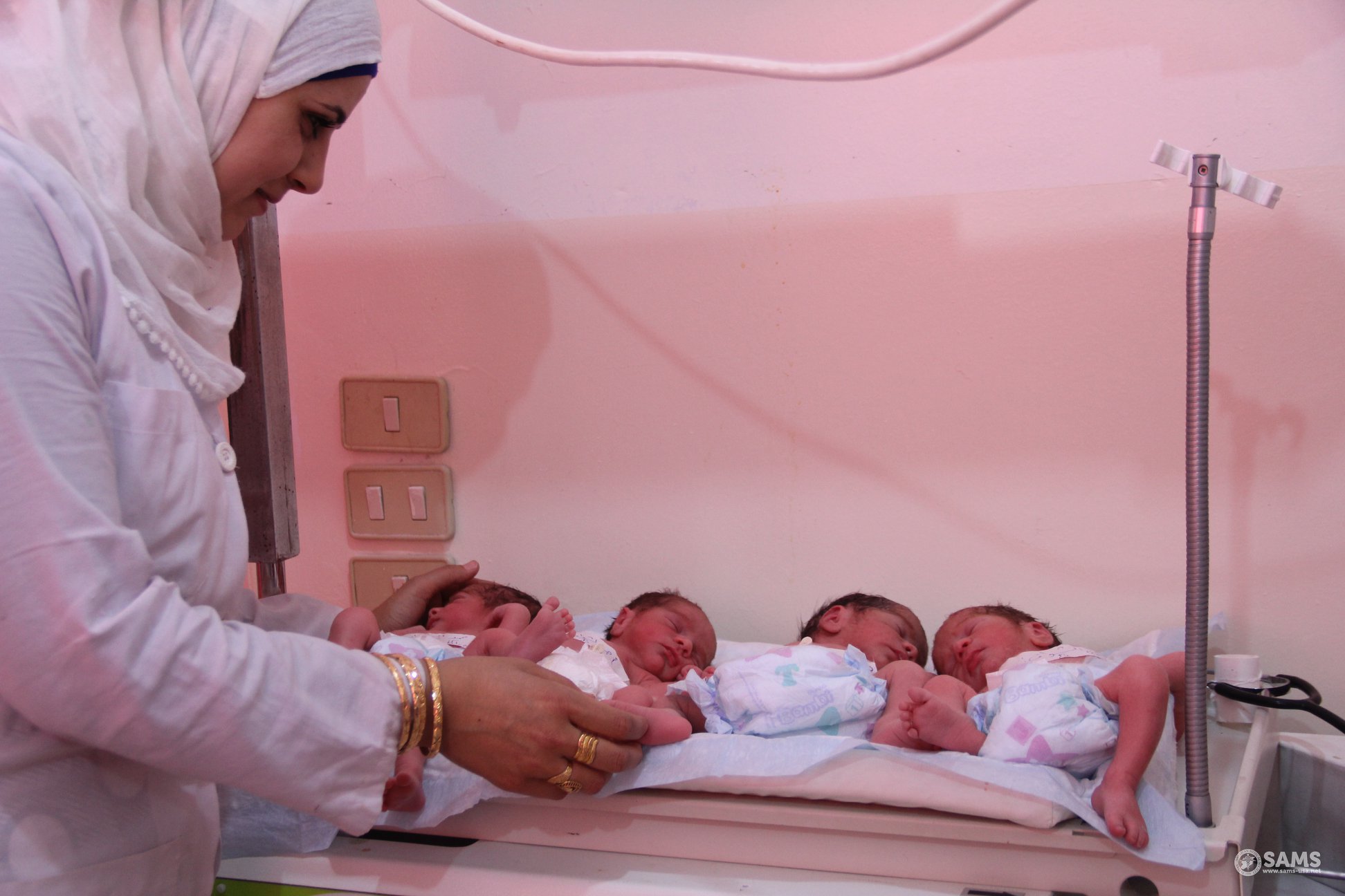 ولادة أربعة توائم في دير الزور السورية