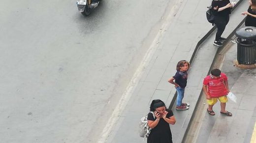 امرأة تركية تهاجم طفلين سوريين وتضربهما