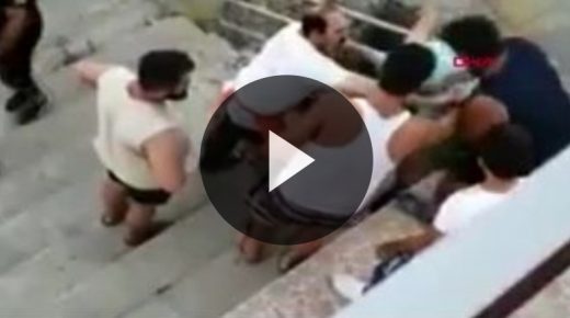 تركيا: كاميرات مراقبة ترصد هجوم الناس على متحرش الأطفال وسط الشارع (فيديو)