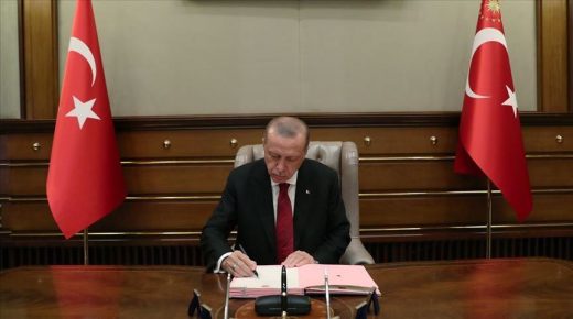 الرئيس التركي رجب طيب أردوغان وهو يوقع