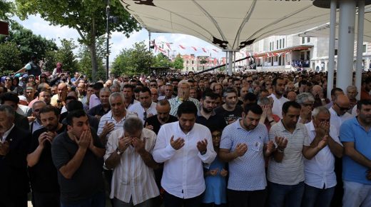 إسطنبول.. آلاف يؤدون صلاة الغائب على روح محمد مرسي