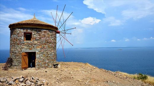 “جزيرة بوزجا” التركية تعيد الحياة لطواحينها الهوائية (تقرير)