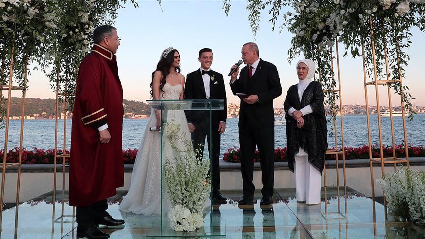 شاهد بالفيديو.. الرئيس أردوغان يحضر عقد زواج مسعود أوزيل