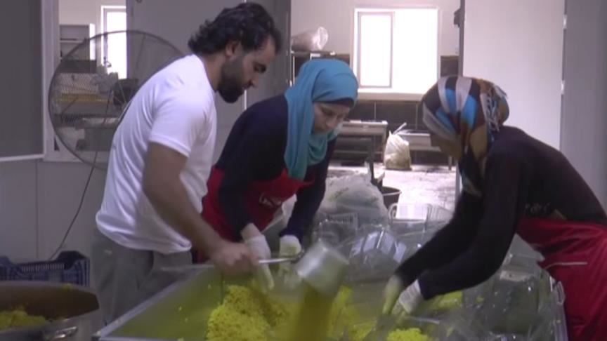“أطباء الأرض” التركية توزع وجبات إفطار على الآلاف شمالي سوريا