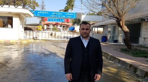 عمر رحمون مروّجاً لعودة لاجئين من تركيا عن طريق معبر كسب