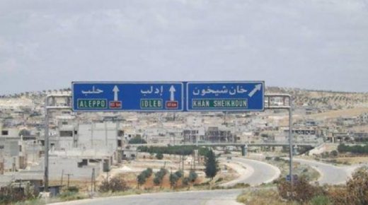 لافتة مكتوب عليها اسم خان شيخون و إدلب و حلب