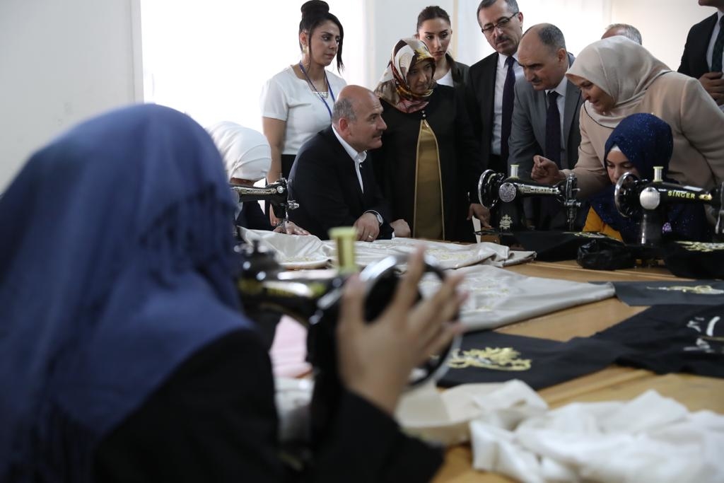 بالصور... وزير الداخلية التركي مع السوريين في كهرمان مرعش