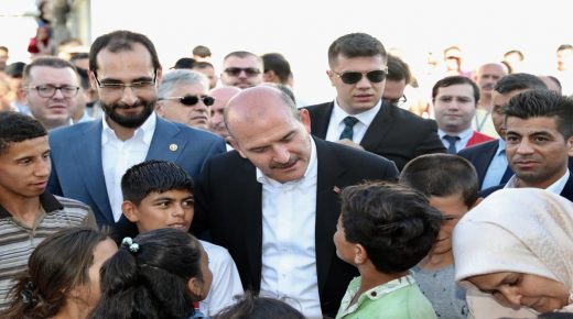شاهد بالصور.. وزير الداخلية التركي يلتقي بالسوريين