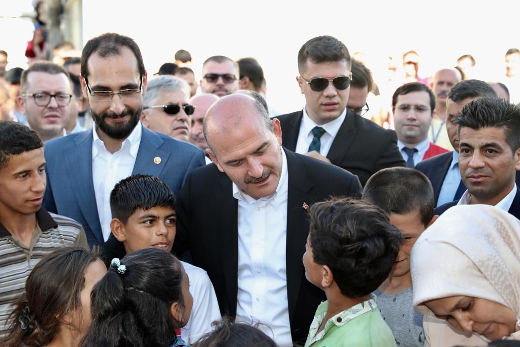 بالصور... وزير الداخلية التركي مع السوريين في كهرمان مرعش