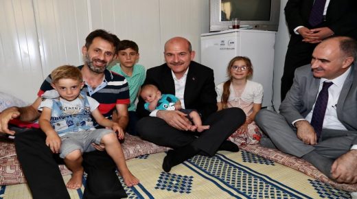 وزير الداخلية التركي يلتقي عائلة سورية في مرعش ويدلي بهذا التصريح