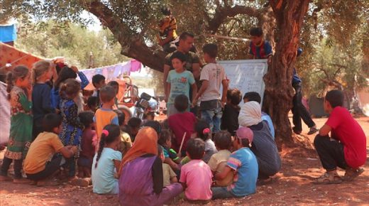مدارس أطفال النازحين بسوريا.. تحت ظلال الزيتون