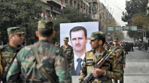 صورة بشار الأسد بين جنوده
