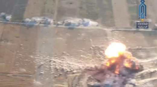 تصوير جوي يوثّق نسف تجمع لميليشيا أسد بسيارة مفخخة شمالي حماة (فيديو)
