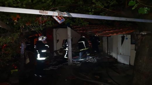 شاب تركي يحرق منزله وأمه في داخله