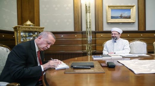 أردوغان و رئيس الشؤون الدينية علي أرباش