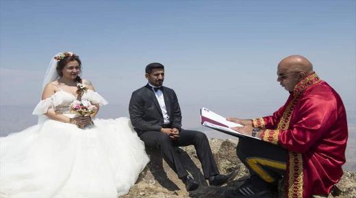 عروسان تركيان قررا عقد قرانهما على قمة جبل زور والذي يبلغ ارتفاعه 3200 متر عن سطح البحر في محافظة اغدر شرق تركيا