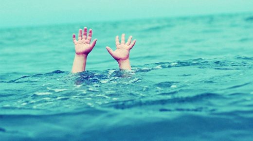 طفل يغرق