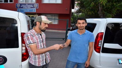 الإعلام التركي يحتفي بشاب سوري أعاد مبلغاً من المال إلى صاحبها التركي في بورصة