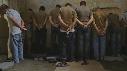 معتقلين في أحد أقبية السجون