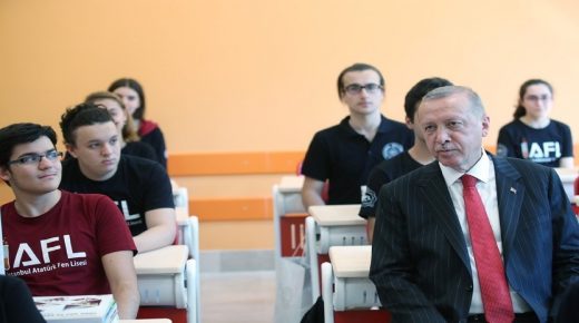 أردوغان على مقاعد الدراسة مع انطلاق العام الدراسي الجديد