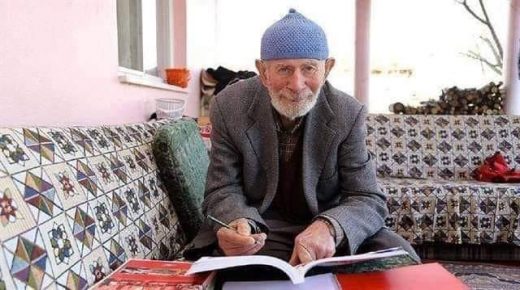 رجل تركي مسن يحتج على ترحيل السوريين