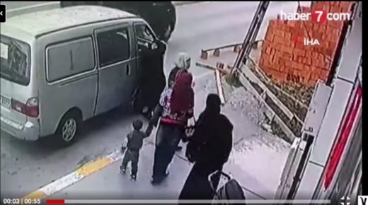 إصابة عدد من المارة في أسنيورت بسبب سقوط جدار ( الفيديو )