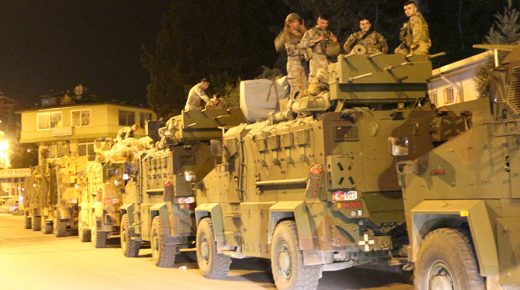 تركيا تكثف تعزيزاتها العسكرية على الحدود السورية (صور)