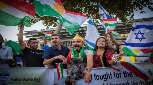Members of the Kurdish jewish community hold Kurdish and Israeli flags during a demonstration ahead of tomorrow's referendum for Kurdistan independence, near the American consulate in Jerusalem on September 24, 2017. Photo by Yonatan Sindel/Flash90 *** Local Caption *** ??????
?????? ?????
???
???????
????? ?????