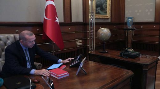 الرئيس التركي رجب طيب أردوغان في المكتب الرئاسي