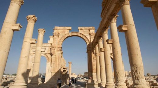 مفاجأة.. سياح أمريكيون يزورون مدينة تدمر الأثرية