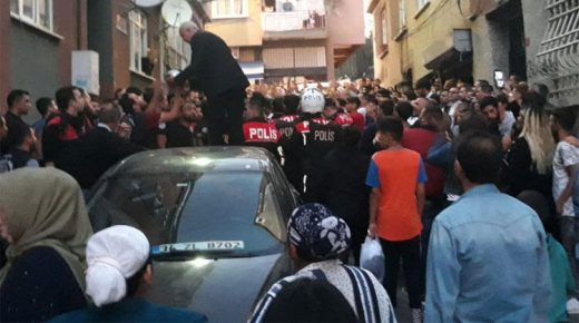 جموع من المواطنين الأتراك يخرجون غاضـ. ـبين إلى الشارع (فيديو)