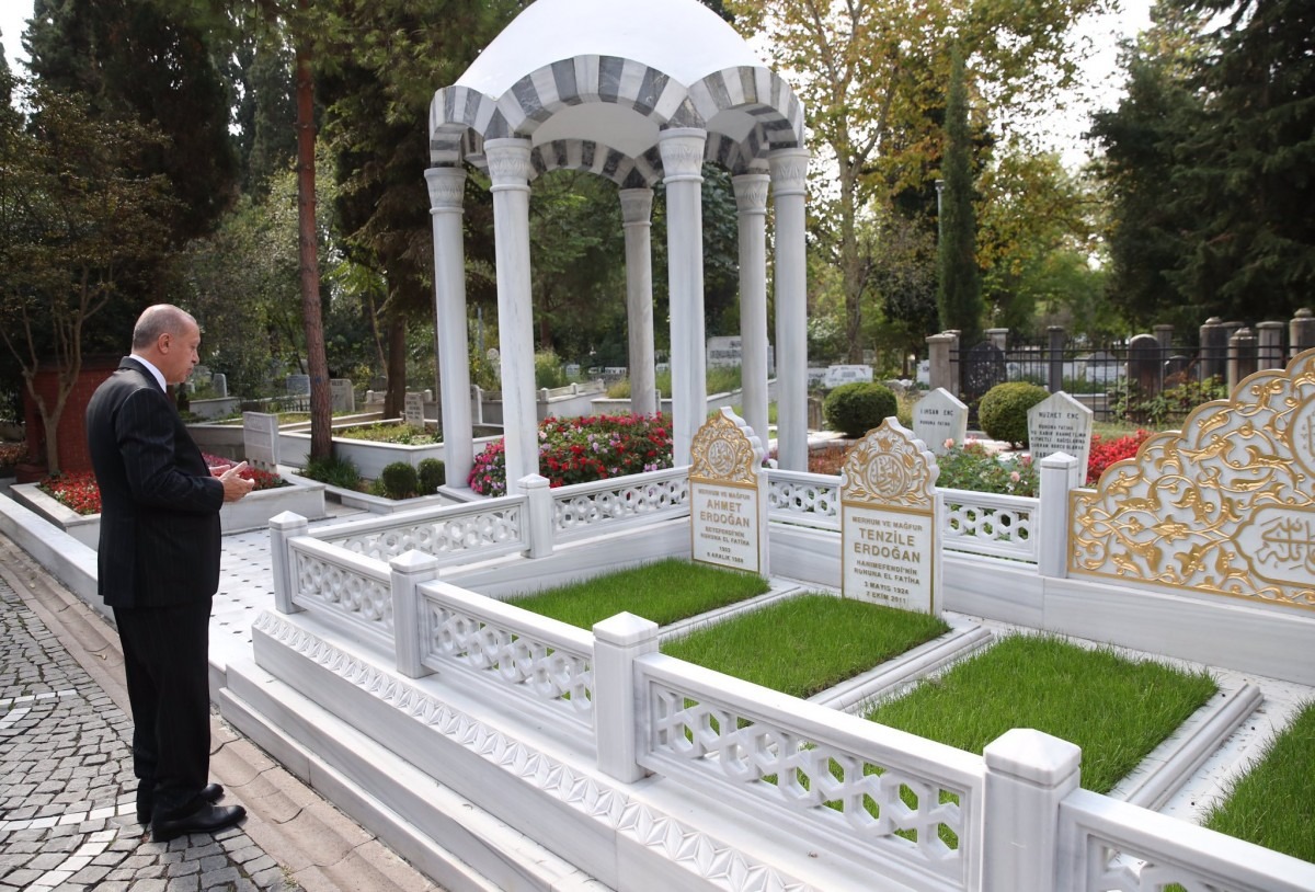 أردوغان يزور قبر والديه
