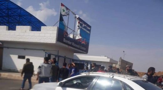 أهالي في درعا يهاجمون معبر نصيب الحدودي ويمزقون صورة “بشار الأسد”